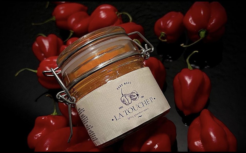 Glas La Touche P. auf frischen roten Habaneros