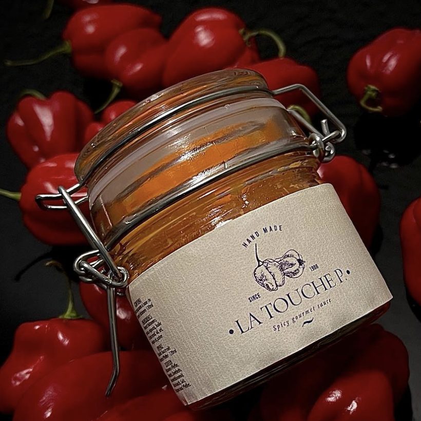 Glas La Touche P. auf frischen roten Habaneros